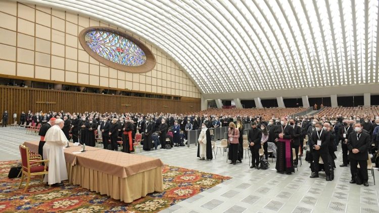 Papa Francisco com os participantes no Simpósio "Por uma teologia fundamental do sacerdócio", promovido pela Congregação para os Bispos.