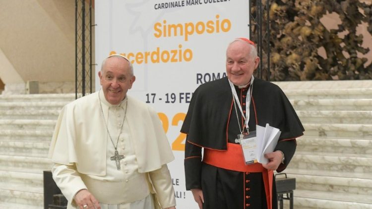 Popiežius Pranciškus prie simpoziumo stendo