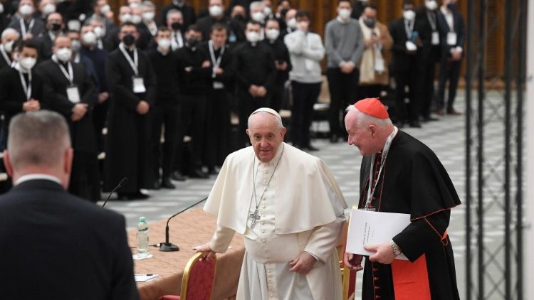 Franziskus mit Kardinal Marc Ouellet auf der Konferenz im Vatikan