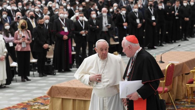Franziskus und Kardinal Ouellet beim Priester-Symposium