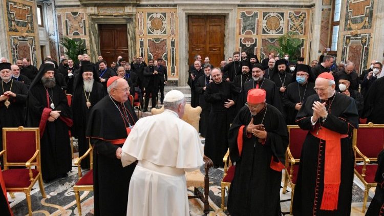 Ferenc pápa a Keleti Egyházak Kongregációjának tagjaival (jobbról Erdő Péter bíboros, az első sorban balra Kocsis Fülöp érsek)