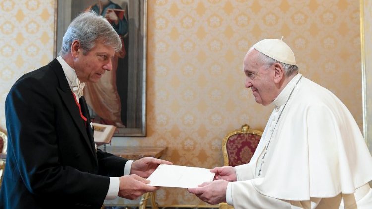 Überreichung des Beglaubigungsschreibens des neuen italienischen Botschafters beim Heiligen Stuhl, Francesco di Nitto (links), an Papst Franziskus
