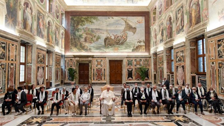 El Papa junto a los miembros de la Asociación "Voir ensemble" en la Sala Clementina del Palacio Apostólico