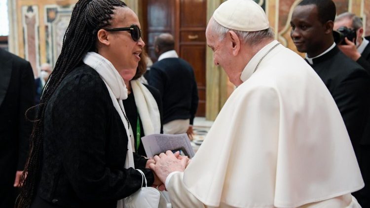 El Papa junto a una joven miembro de la asociación francesa "Voir Ensemble"