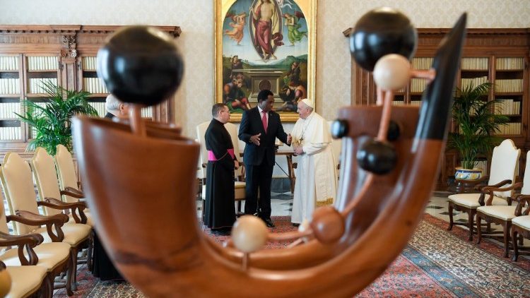 Il presidente dello Zambia, Hakainde Hichilema, in udienza dal Papa: in dono uno strumento musicale tradizionale in legno
