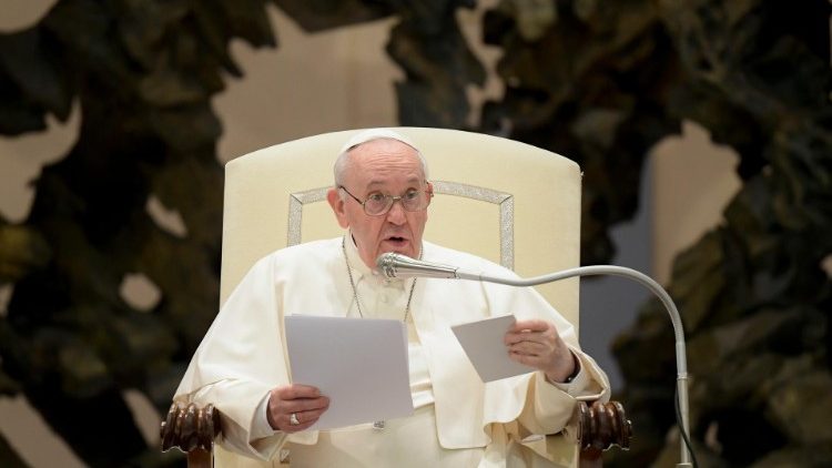 Ferenc pápa felolvassa katekézisét