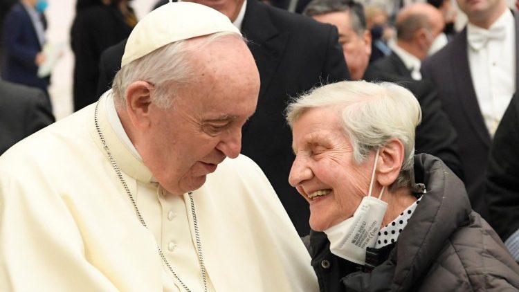Papa Franjo s jednom starijom ženom