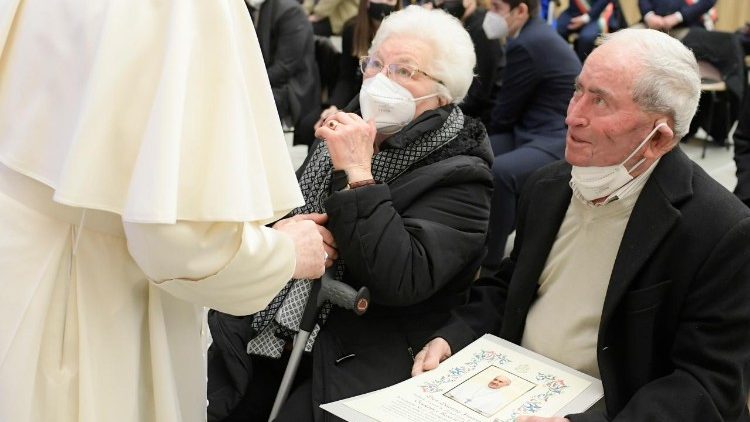 Papst Franziskus mit Senioren bei der Generalaudienz
