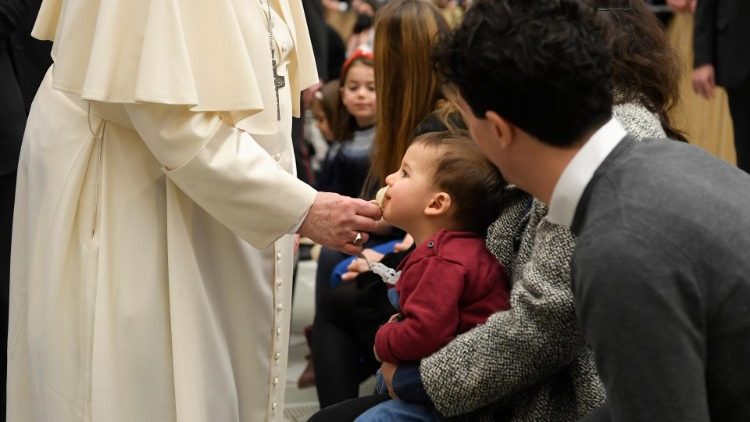 Papa Francesco saluta un bambino