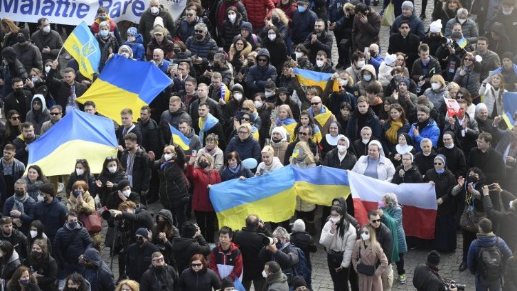 Ukrainos vėliavos Šv. Petro aikštėje