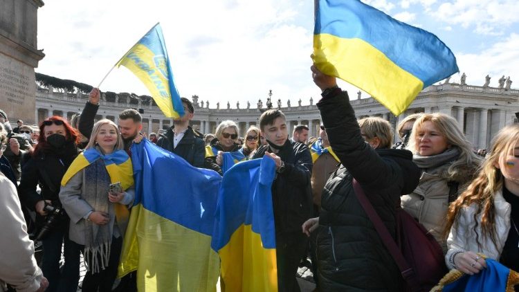 Danes, v nedeljo, 27. februarja 2022 je bilo veliko ljudi na Trgu sv. Petra z ukrajinskimi zastavami.