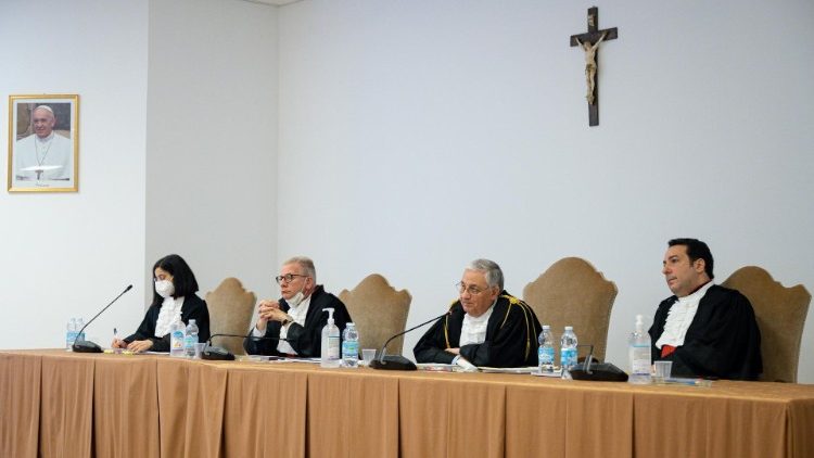 Uma das imagens do julgamento na Sala multifuncional dos Museus Vaticanos (Vatican Media)