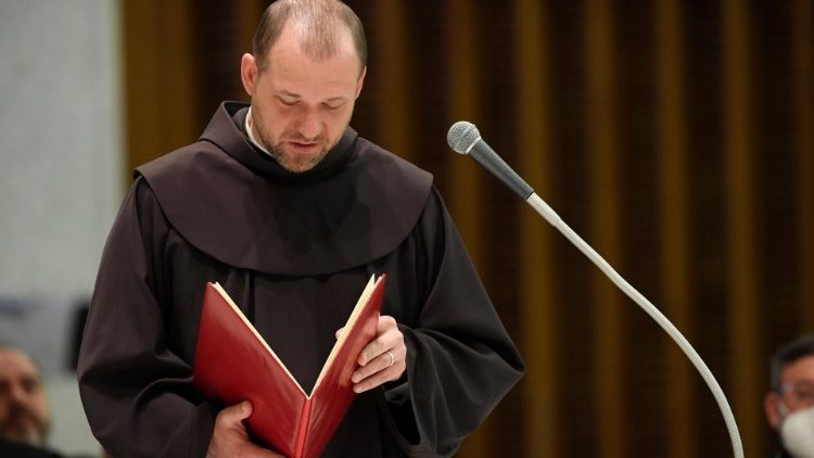Franciscano ucraniano que faz as leituras em polonês na Audiência Geral