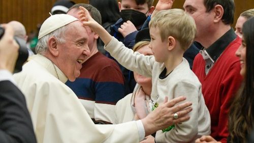 Il Papa: un ritmo della vita più lento aiuta il dialogo fra generazioni