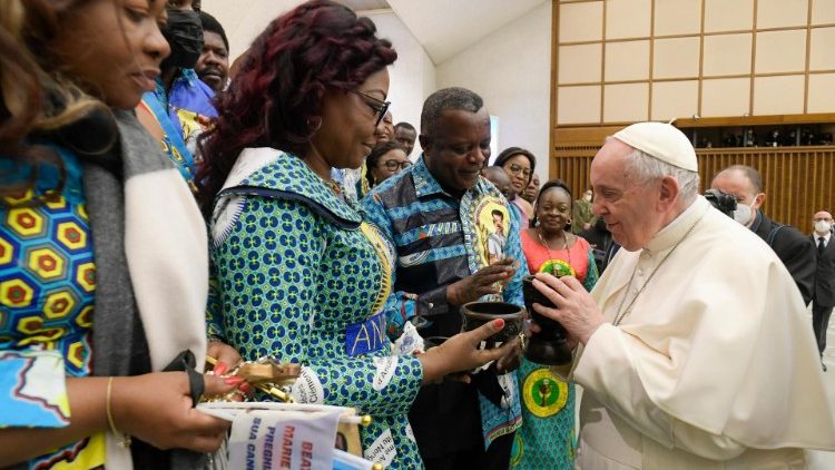 O Papa Francisco com uma comunidade congolesa na Audiência Geral