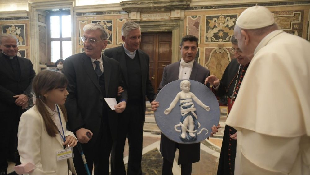 Audincia do Papa  Associa??o Projeto ?gata Esmeralda (Vatican Media)