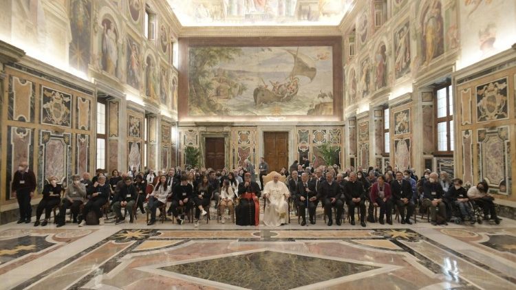 Le Pape et les membres du Projet Agata Smeralda, ce samedi 5 mars au Vatican.