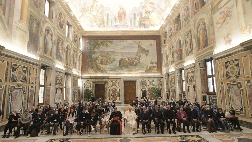 Audincia do Papa  Associa??o Projeto ?gata Esmeralda (Vatican Media)