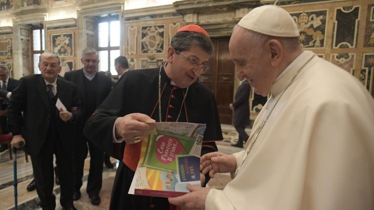 Der Kardinal von Florenz, Giuseppe Betori, erläuterte dem Papst das Hilfsprojekt