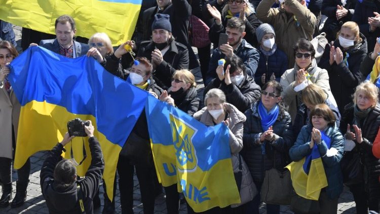 Fieles con la bandera ucraniana durante el Ángelus del domingo pasado