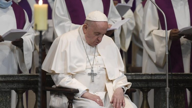 Papa Francisco em oração na Igreja 'del Gesù'