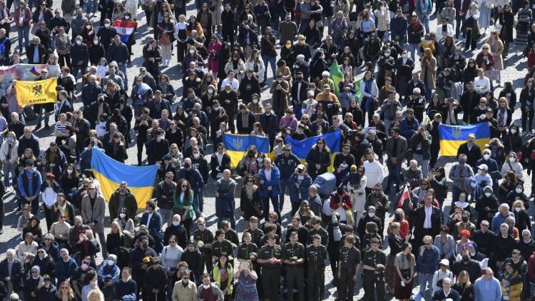 Verniki z ukrajinskimi zastavami na Trgu sv. Petra spremljajo opoldansko molitev in papežev poziv..
