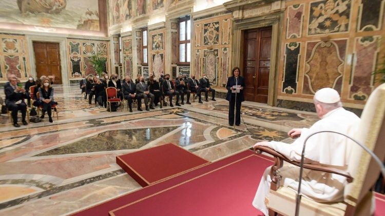 O Papa Francisco com os membros da associação "Alma para o social nos valores da empresa"