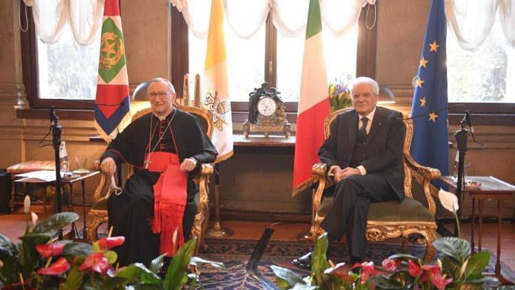 Il cardinale Segretario di Stato Pietro Parolin e il presidente della Repubblica italiana Sergio Mattarella in una foto di repertorio