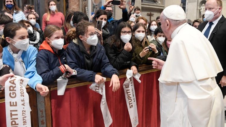 Il Papa e alcuni studenti dell'Istituto "La Zolla" di Milano con le sciarpe con il motto "Stupiti e grati"