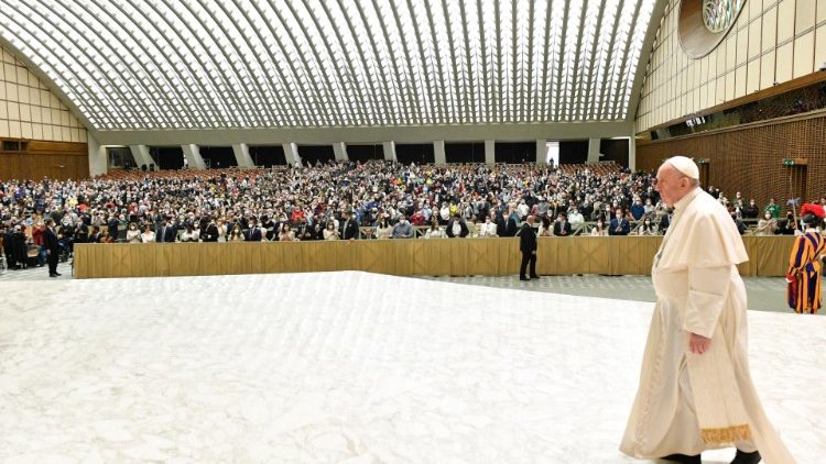 Ferenc pápa megérkezik az audiencia helyszínére
