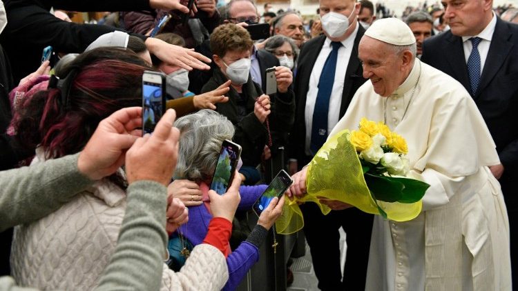 Ferenc pápa köszönti a híveket