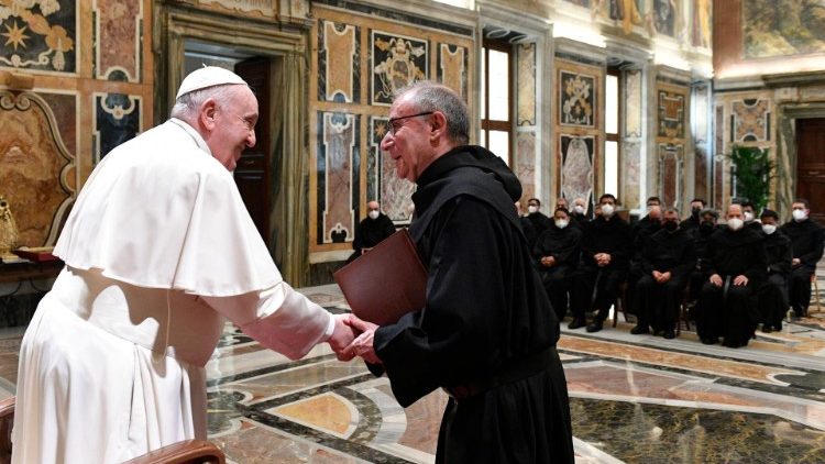 Papa Francesco saluta il priore degli Agostiniani Recolletti che gli ha rivolto un saluto