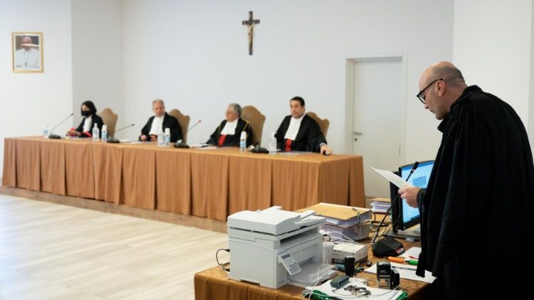 Il processo nell'Aula dei Musei Vaticani per i presunti illeciti compiuti con i fondi della Santa Sede