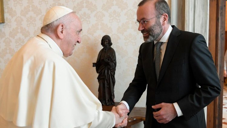 Papst Franziskus und Manfred Weber (rechts)
