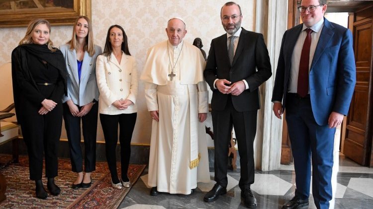 Archivbild: Papst Franziskus empf?ngt eine EVP-Delegation unter der Leitung von Manfred Weber im Vatikan (18.3.2022)