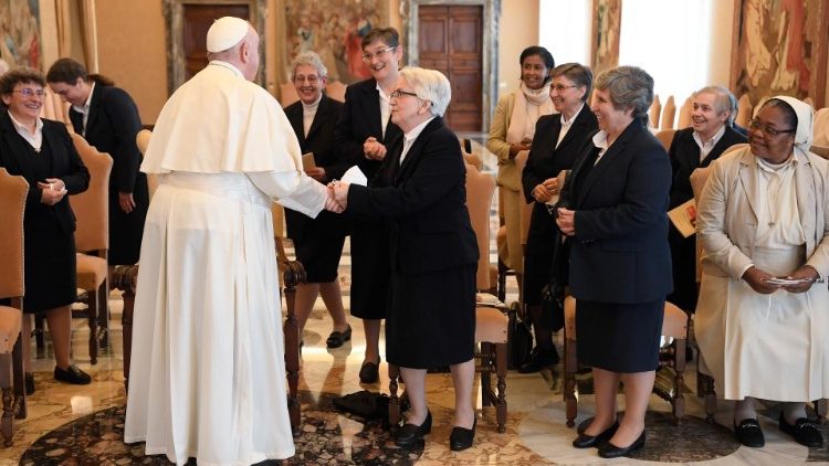 El Papa con las Hermanas de Santa Dorotea de Paula Frassinetti