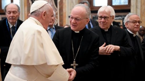 Pápež: Treba učiť mladú generáciu riešiť konflikty bez násilia