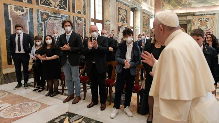 A pápa a "Szomjas voltam" elnevezésű önkéntes szervezet tagjaival a Vatikánban