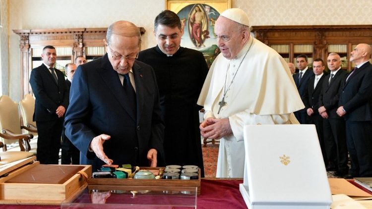 Michel Aoun (links) und Papst Franziskus