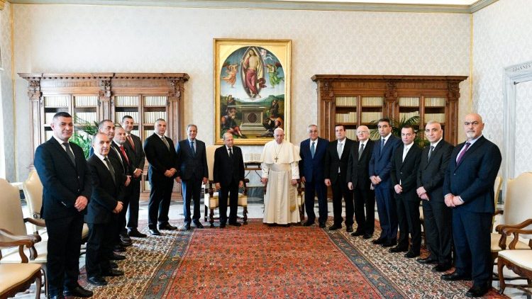 Il Papa e la delegazione che ha accompagnato il presidente del Libano Aoun