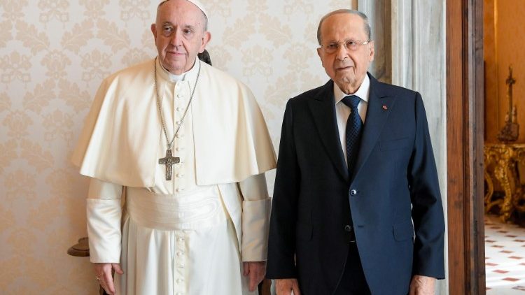 Le Pape François aux côtés du président libanais Michel Aoun.