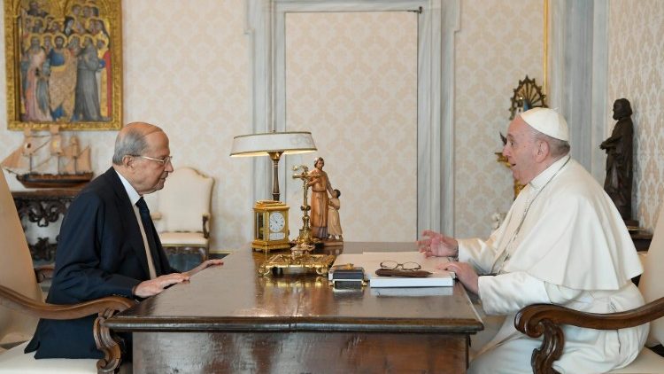 În vizită la papa Francisc, în 21 martie 2022, Michel Aoun, președintele Republicii Libaneze.