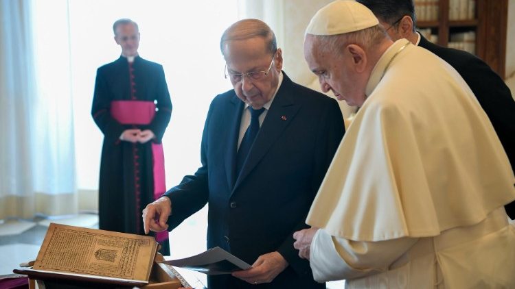 The Pope and the President exchange gifts