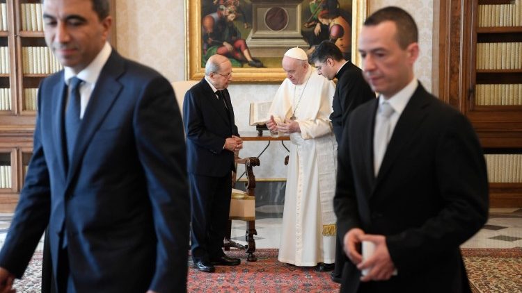 Der libanesische Präsident Michel Aoun im Gespräch mit Papst Franziskus
