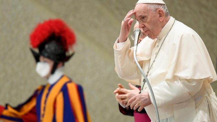 Ferenc pápa keresztvetéssel kezdi a találkozót