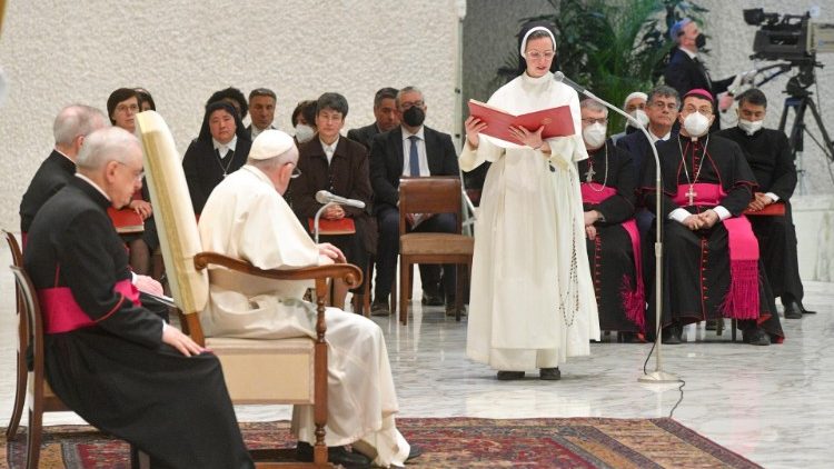A zarándokok nevében köszönti a felolvasó a pápát