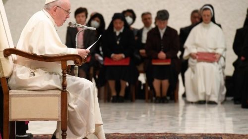 Francesco: la fede degli anziani è il "catechismo" della vita per i giovani