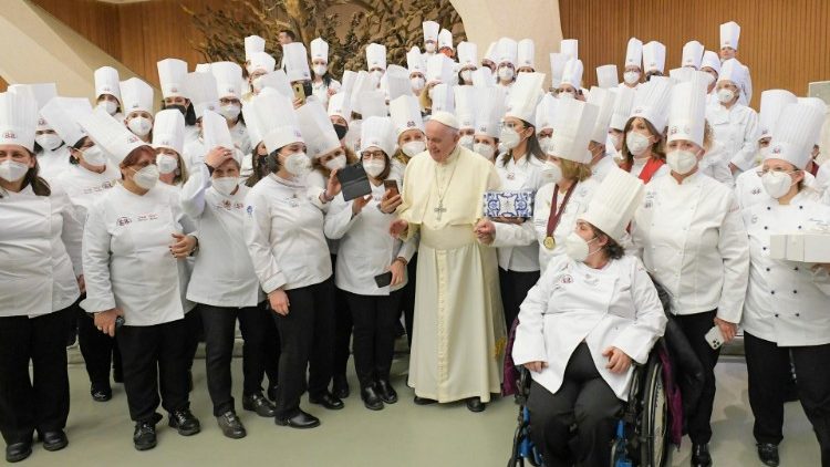 Ferenc pápa az olasz szakácsokkal