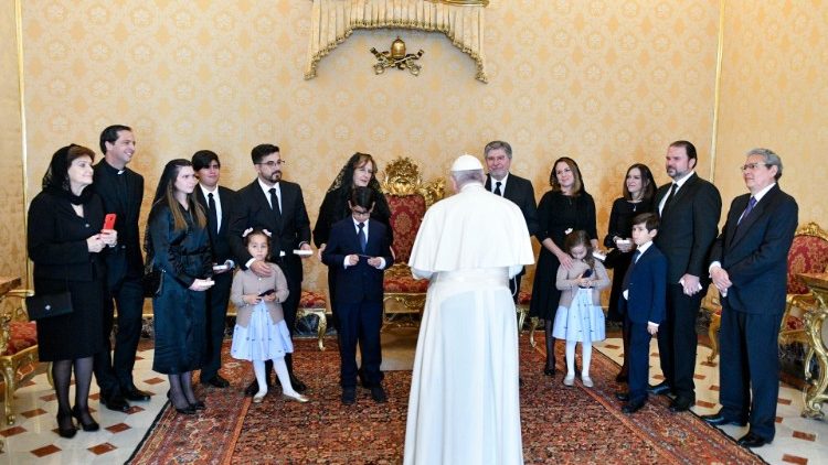 La familia de la embajadora saluda al Papa