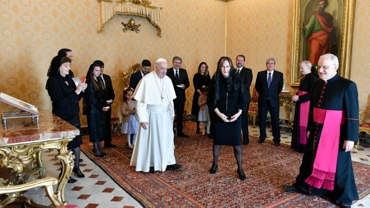 El Papa saluda a la familia de la embajadora de Ecuador ante la Santa Sede